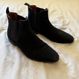 Men's chelsea boots.